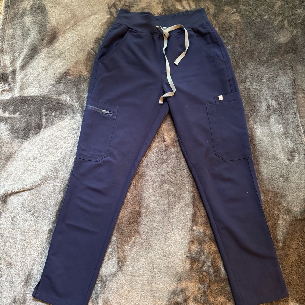 FIGS Women’s Yola High Waisted Skinny Skinny Scrub Pants in Navy
